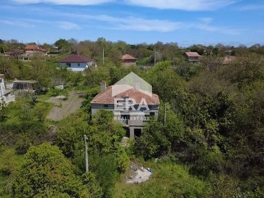 Стара тухлена къща с голям двор и стопански постройки за продажба в се