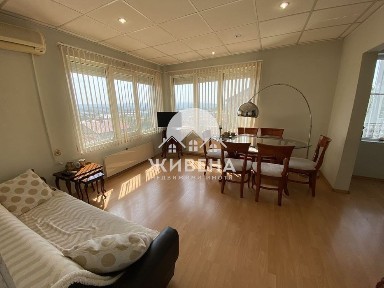 Продавам триетажна къща в обл. Варна, гр. Аксаково, РЗП: 306 кв. м