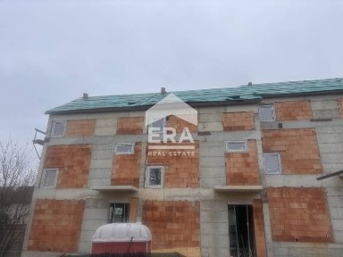 Триетажна, новострояща се къща за продажба, с двор, в м-т Горна Трака