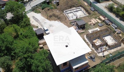 Двуетажна новострояща се къща за продажба, с двор и морска панорама, в
