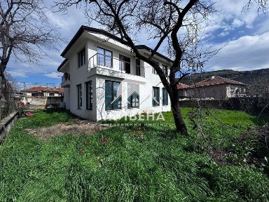 Нова къща в гр. Провадия, РЗП: 240 кв. м, двор - 600 кв. м