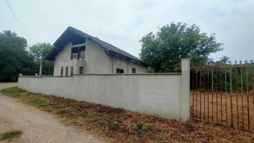 Продавам къща с двор в с. Синаговци