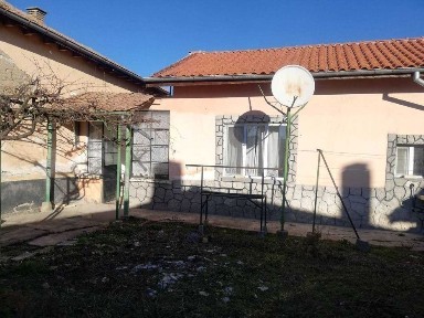 Къща с двор 628 кв. м в с. Габарево