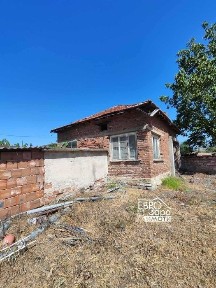 Масивна къща с голям двор за продажба в с. Арнаутито