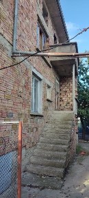 Масивна къща с двор в село Бузовград, на 5 км от Казанлък
