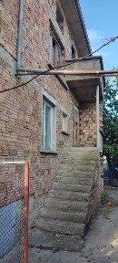 Масивна къща с двор в село Бузовград, на 5 км от Казанлък