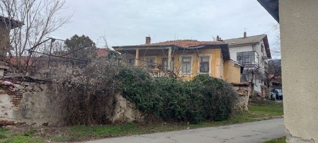 Къща с двор в гр. Мъглиж