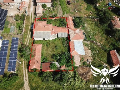 Продавам къща с постройки 250РЗП с 980кв. двор с. Динево