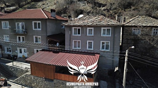 Продавам триетажна къща 162РЗП с 122кв. м. двор в с. Забърдо обл. Смолян