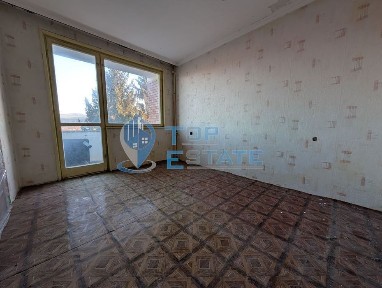 Тристаен тухлен апартамент в центъра на град Стражица