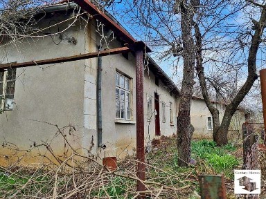 170226 Стара къща с голям двор в китно село на 3 км от град Дряново