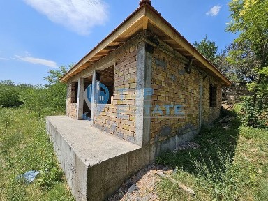 Голям панорамен парцел с къща на груб строеж със завършен покрив в се