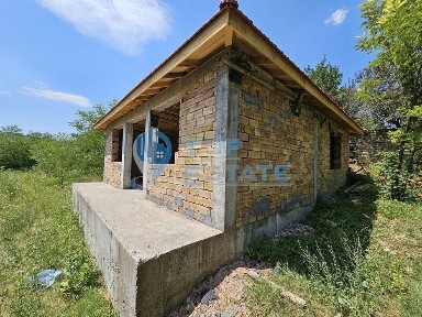 Голям панорамен парцел с къща на груб строеж със завършен покрив в се