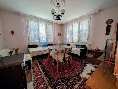 Двуетажна тухлена къща с панорамна гледка в град Плачковци