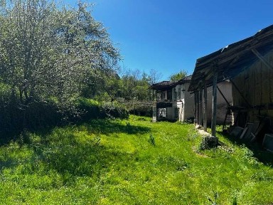 Продава се: Двуетажна къща с двор 1300 кв. м, в село Слатина
