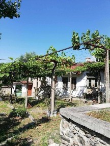 Продава се имот с отлична локация в гр. Карлово, тиха улица близо до центъра!