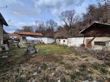 Стара къща с двор в с. Долни Пасарел