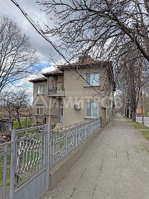 Продава напълно самостоятелна двуетажна къща с двор в гр. Нови пазар в района на Бялата чешма в града.