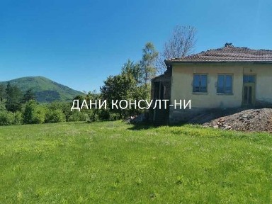 Едноетажна монолитна сграда с двор в Еленския балкан