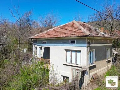 140336 Kъща с равен двор и каменна плевня в село Вишовград, на 35 мин. от Велико Търново