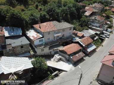 Продавам къща 225РЗП с 266 кв. м. двор в с. Забърдо обл. Смолян