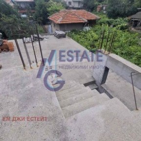 Просторна еднофамилна къща в строеж в Сапарева баня