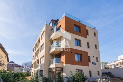 Двустаен обзаведен апартамент за продажба, със собствен двор/веранда