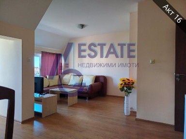 Готов за живеене! Просторен тристаен апартамент в центъра на