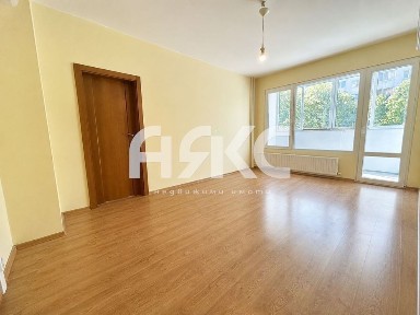 Тристаен апартамент в кв. Дружба 2