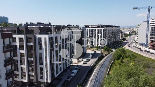 „3mo“ тристаен апартамент, находящ се в ж. к. Дружба 2
