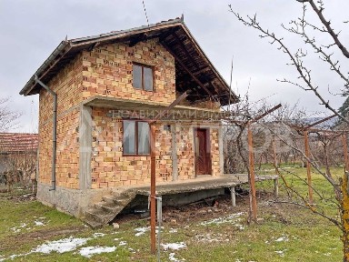 Продава вила на два етажа с хубав, равен двор от 989 кв. м. в с. Стан.