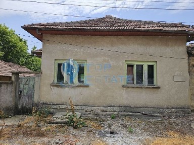 Здрава тухлена къща с кладенец в село Караисен