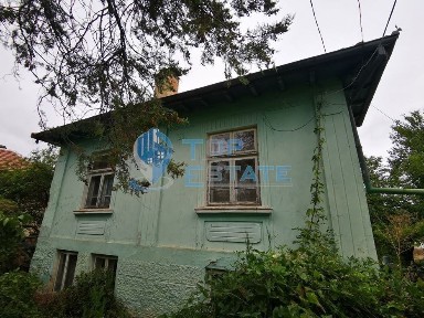 Двуетажна тухлена къща в близост до центъра на село Поликраище, облас