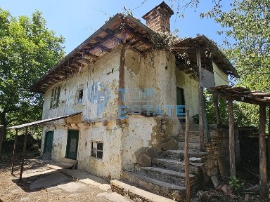Автентична двуетажна къща с голям двор в село Мусина