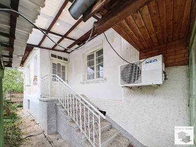 116204 Запазена къща с голям двор в с. Хотница, гр. Велико Търново