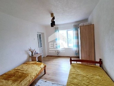 Едноетажна, обзаведена, санирана къща за продажба, с двор, в центъра н