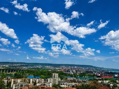 Тристаен апартамент с прилежащ двор за продажба с горска панорама в но