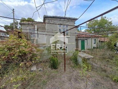 Едноетажна къща за продажба, с допълнителни сутеренен етаж, пристройка
