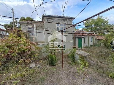 Едноетажна къща за продажба, с допълнителни сутеренен етаж, пристройка
