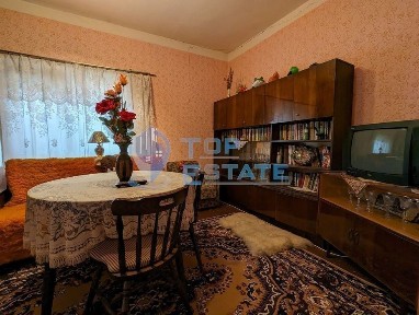 Две къщи в един двор в центъра на град Плачковци