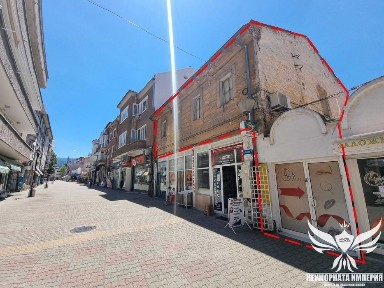 Продавам двуетажна къща с магазини 198РЗП гр. Асеновград, топ център