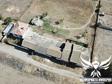 Двуетажна къща с масивни сгради 450РЗП с 3240кв. м. двор с. Избеглии