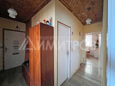 Продава тристаен апартамент 77 кв. м. в саниран блок в гр. Нови пазар.