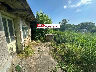 Стара къща с двор и кладенец в с. Ресен