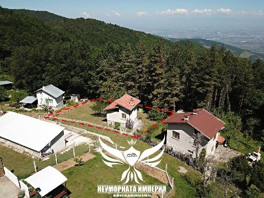 Продавам триетажна къща/вила с постройки 70РЗП с 400кв. м. двор в село Яврово вилна зона