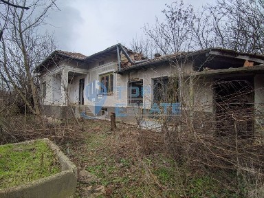 Парцел със стара къща в село Долна Липница