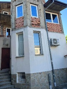 Продава: Къща РЗП 380 кв. м., двор 262 кв. м. в Карлво