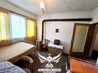 Продавам тристаен апартамент 128кв. с гараж, таван и изба в гр. Хисаря