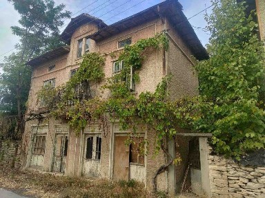 ДВУЕТАЖНА ТУХЛЕНА КЪЩА в село Макариополско, област Търговище