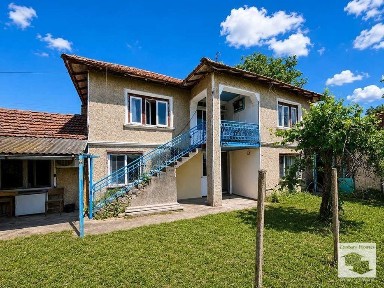 145326 Двуетажна къща с гараж, кладенец и стопанска построййка в с. Обединение, на 40 минути от Велико Търново